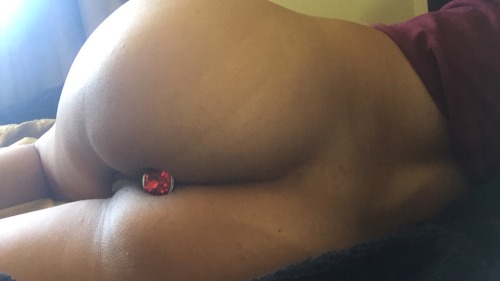 princessplugs:  hornymostly:  Currently  Somebody get my pussy wet😋💦   (_☀_)