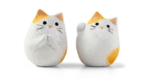 meowoofau:hide and seek cat cookiesDelicious cookies filled with hand crafted cat figurines You&rsqu