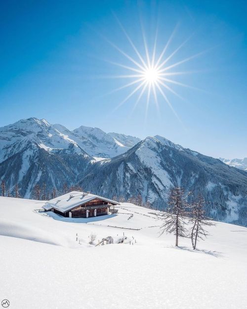 Ein traumhafter Wintertag im Tuxertal in Tirol ☀️ © @photography_by_thomas_pfisterWir wünschen euc