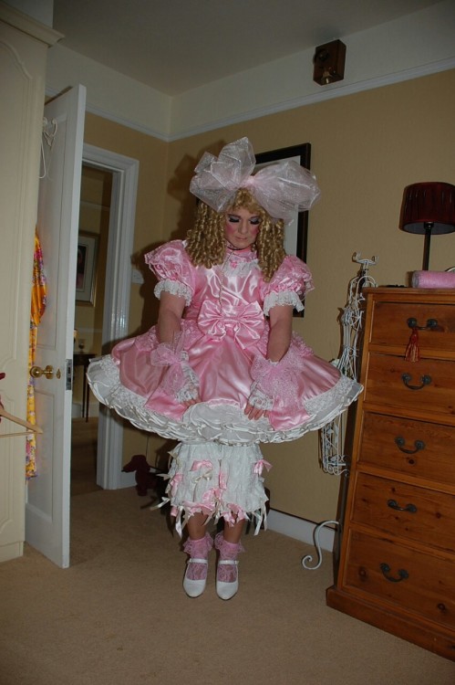 sissymarcia:pet-husband:Lovely pink sissymaid house husbands around the world.sweet Sissy ! Lovely !