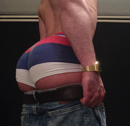 nalgoncogible:  Que ricas y jugosas nalgotas de Nicolás (juicy ass Nicolás) 😲😍🍑👅