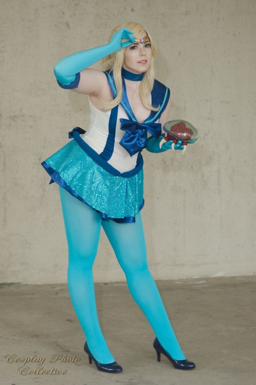 A Samus Aran cosplayer dressed as a sailor Scout while wearing nice green tights.