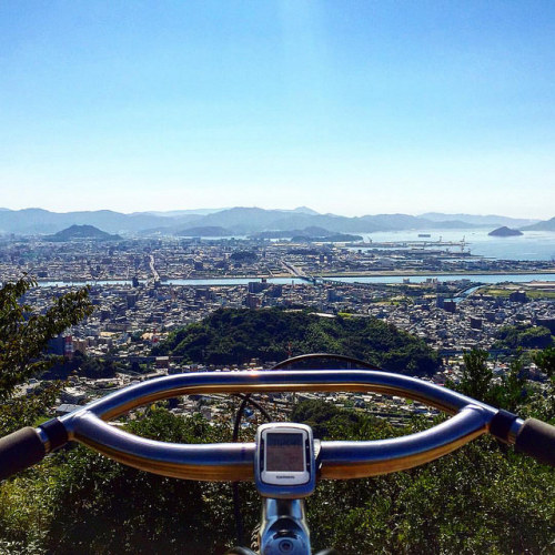 kinkicycle: この景色、見るため登る、ジョーンズと。 #Jonesbikes #ridehiroshima #grumpybikes #handle_view by Ryuichi Iked