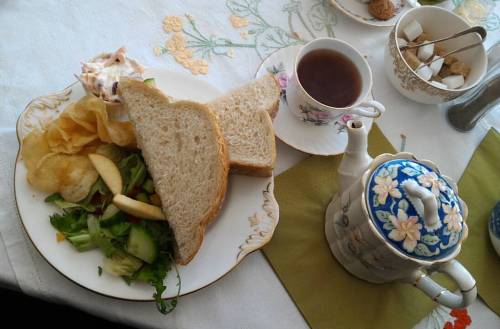 Afternoon tea with my parents ☕ #afternoontea #sandwich #salad #raspberrytea #vintagetea #teapot (at