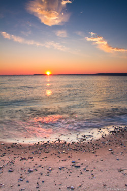 llbwwb:  Sunkissed Waves (by John A. Gessner