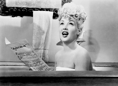 meganmonroes:  Betty Grable in the 1940s. 
