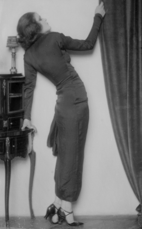 Anita Berber in tight dress, 1922 Madame d'Ora :: Die Tänzerin Anita Berber in einem engen Kleid, 19