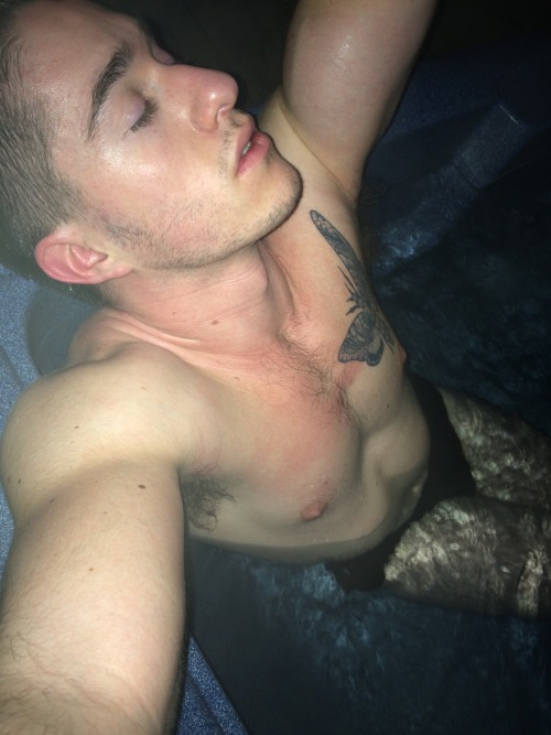 gwensdeafani:  Nothing like a late night in the jacuzzi 