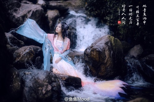 ziseviolet: xxxshakespearexxx:  鱼鱼Mood  Traditional Chinese Hanfu from Qinghuige/清辉阁.