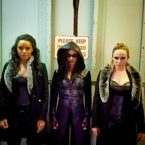 lotsource:caitylotz : Before the chase we were all friends… #legendsoftomorrow