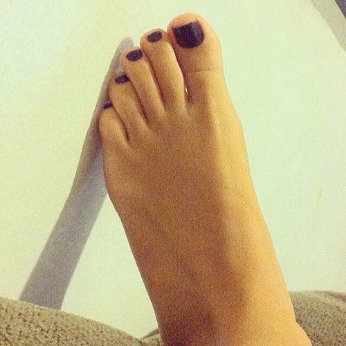 ih21me:  cumxxx:  ©🌟 @ipfernanda 🌟 #foot #feet #footfetish #pés #prettyfeet #beautifulfeet #barefoot #barefeet #toes #toering #girlsfeet #cutetoes #soles #footworship #footslave #cutefeet #footgoddess #feetlove #oilyfeet #pedicure #wrinkledsoles