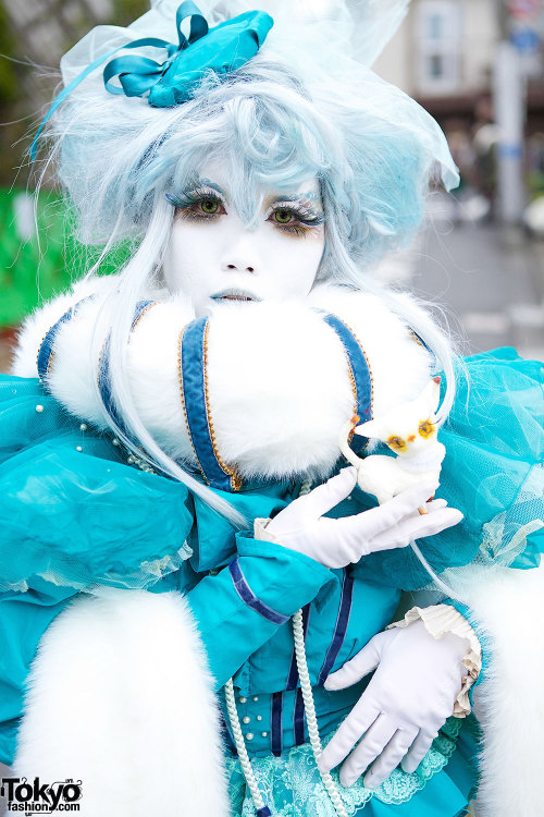 Japanese shironuri artist Minori on the street in Harajuku with a vintage and handmade look features