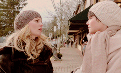 emmasneverland:  ladies of ouat being friends with each other 