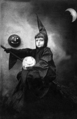 my-little-time-machine:  Spooky Portrait of a Child c.1922  
