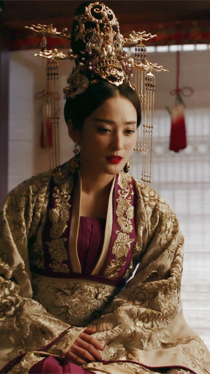 fuckyeahchinesefashion:women with gorgeous headdress in chinese costume dramas