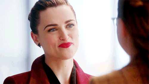 reputationissues: Lena looks at Kara like she is the sun, stunned with such beauty and sad because s