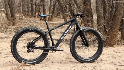 bikeplanet: Fairwheel Bikes builds a 9.18kg fat bike (20,24lb) Big on volume, low on weight
