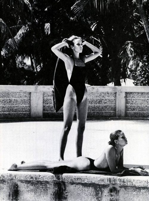 onthecoverofamagazine: FLORIDA SUN TIMES (Outtake) | Vogue US enero 1975Mod: Jerry Hall y Lisa Taylo