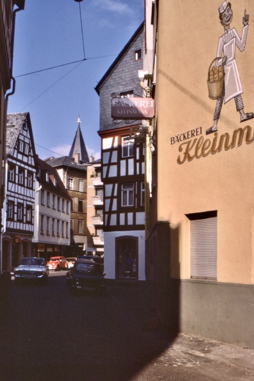 Straßenszene mit einer Bäckerei (und auch mit einem 2CV), Hamburg, 1977.