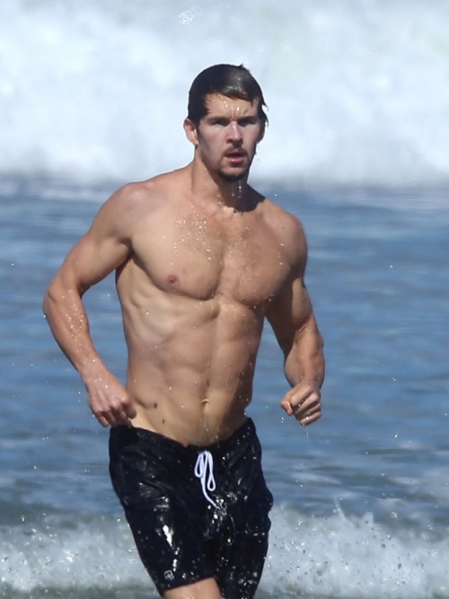 XXX - True Blood hunk Ryan Kwanten at the Malibu photo