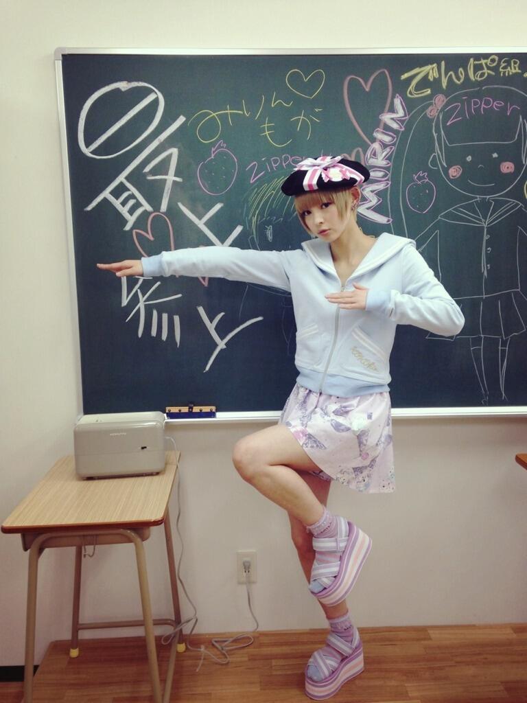 phorbidden:  funkyfunx:  Twitter / mogatanpe: 筋肉質な、足！！！！ みりんちゃんとZipperさんの撮影
