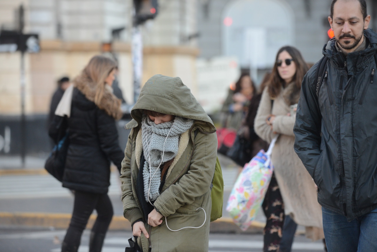 Con térmicas bajo cero, hoy es el día más frío del año: En la ciudad de Buenos Aires y alrededores, la jornada seguirá bastante fresca, aunque con un poco de sol que ayudará a mitigar. Fotos: Luciano Thieberger
MIRÁ LA FOTOGALERÍA EN HD