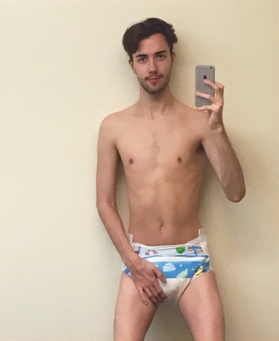 diaper-rocker:  diapered-twink:  feeling brave enough to show my face :)   Hey, handsome 