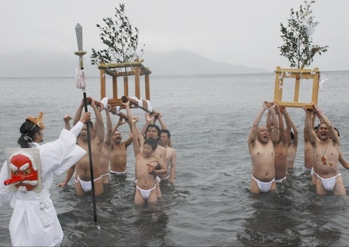 dadnews: 勇壮に「海中みそぎ祭り」神輿担ぎ豊穣祈念 沼津[静岡新聞]2013-01-15