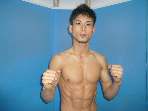 eastern-asylum:  estudi-de-joaochaloemponn:  Japanese boxing weigh-in by -[ Mooi