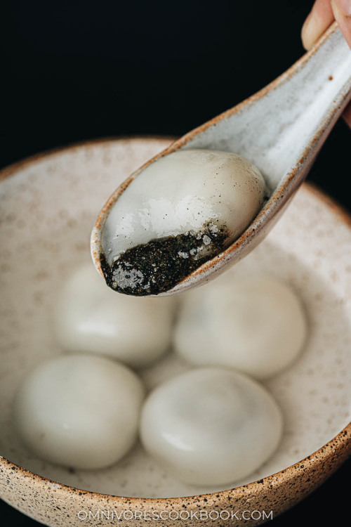 Black Sesame Sweet Rice Balls (黑芝麻汤圆, Tang Yuan)Gooey sweet rice balls with a buttery runny sweet bl