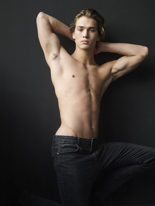 khpsblog:A sweet looking picture of Florian Kemp, love his sexy looking armpits!