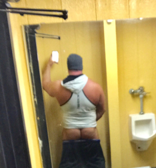 Here’s a picture from my awesome muscle friend.  He is a 6′ tall stud who is 300 po