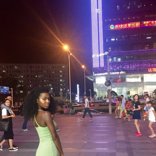 igotkimksbooty:  parasitoparadiso:  I’m trying to compile a masterpost of pictures like this (non-staged pics of crowds turning their attention to a beautiful black woman who is the focal point) so if u have any pls send them my way/reblog this post