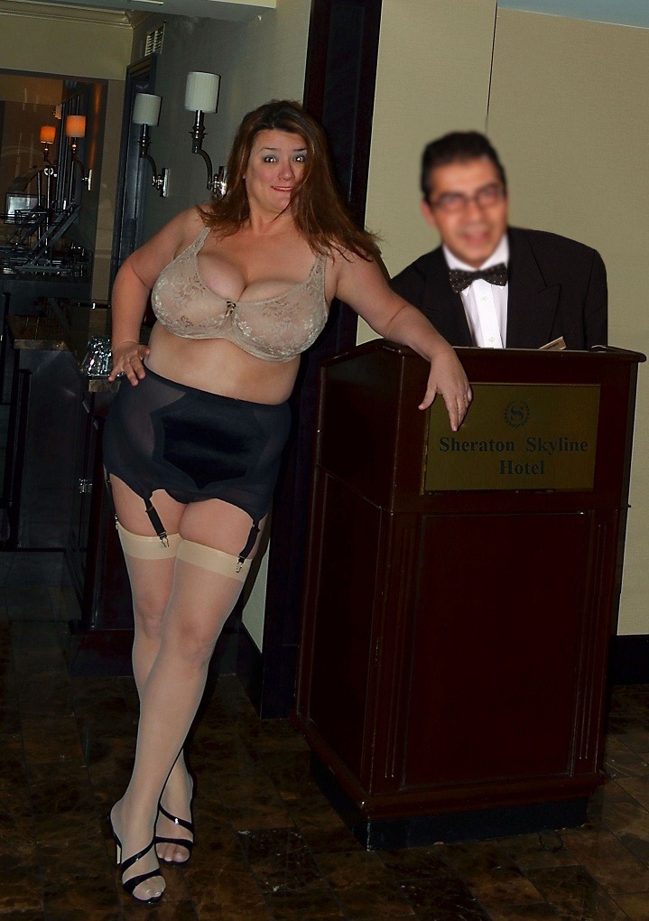 bustyplumpers:  Restaurant flashing slut