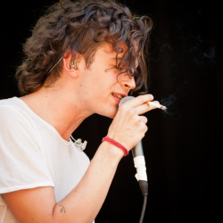 tabswithunlimited0s:  hellahealy:  Matthew Healy // The 1975 // Big Day Out (x)  he looks radiant 