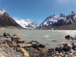 smowing:  Sigo con fotos de hace un tiempo de la Patagonia Argentina ahora vista del Cerro Torre, alla en el fondo