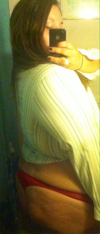 xpenelopexplumx:  Sleepy Sunday… Heading to bed soon, wish I wasn’t going alone.. 😘 💄💋xo  Goodnight, lovers ~PenelopePlum 💜