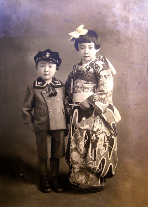 taishou-kun:Brother and sister together for Shichi-go-san 七五三, Japan - 1930sSource : Fractal undergr