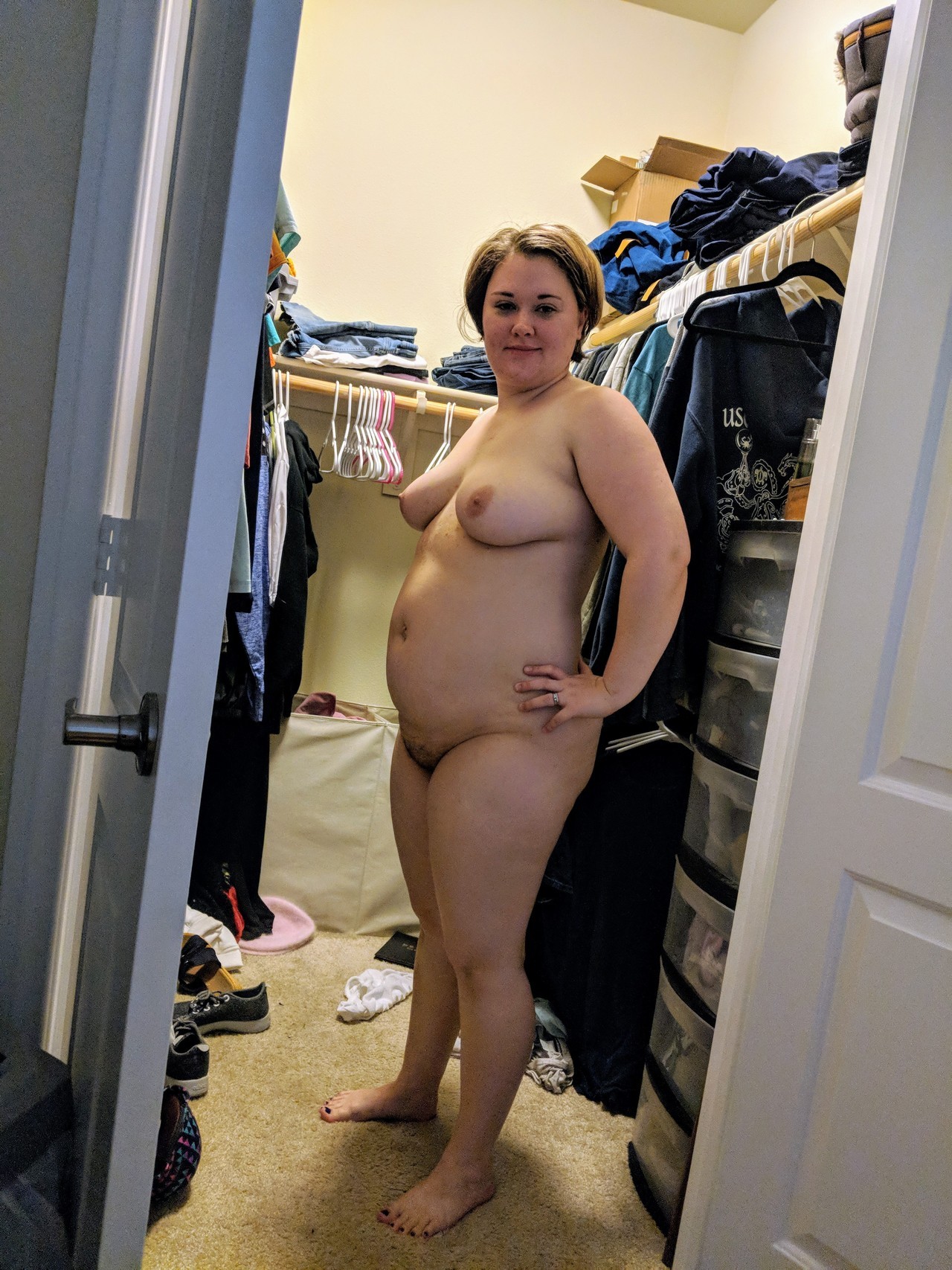 slutwifeforyourpleasure:  Naked slut