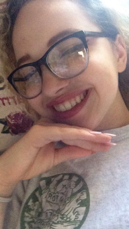 honeyangelbaby:  softdog1:  fuckin dumbass w new glasses  I’m gonna scream