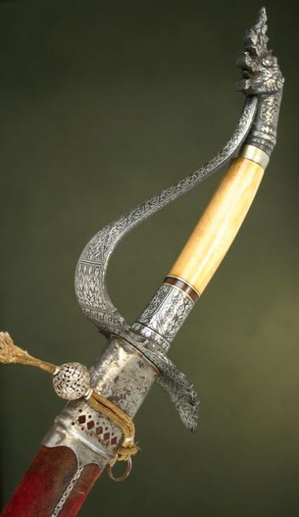 art-of-swords:Vietnamese SwordDated: circa 18th centuryCulture: VietnameseMedium: steel, wood, velve