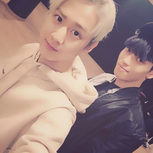 fyteensontop: 우리가늦었지?멋있는무대로돌아갈께….?하………왜저러지? We’re late huh?We&rsqu