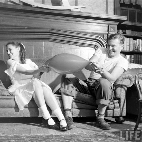 Party games at a theme party(Martha Holmes. 1948)