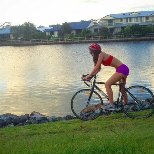 instabicycle:Via @hannah0s: 18km done whilst the sun set and spontaneous showers drizzled @lachlannt
