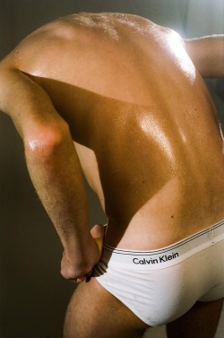 boysbriefsbulges: Wet Calvins