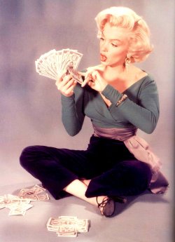 infinitemarilynmonroe:Marilyn Monroe photographed by John Florea.