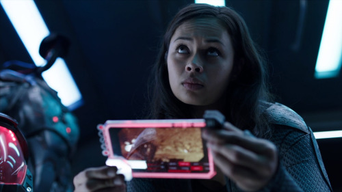 Frankie Adams as Bobbie Draper in The Expanse S2.