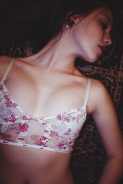 wotdafuck:  alice-asked-acid:  -  soft grunge here†††  http://jenna-lips.tumblr.com