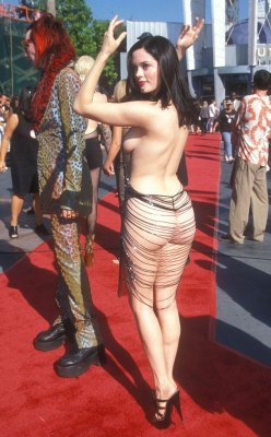 blackbulls-whitegirls-bliss:  Actress Rose McGowan wore quite possibly the BEST backless dress of all time. 