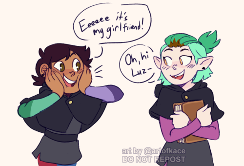 artofkace:that face squish thing Luz did to Willow and Gus except she does it to Amity who is confus